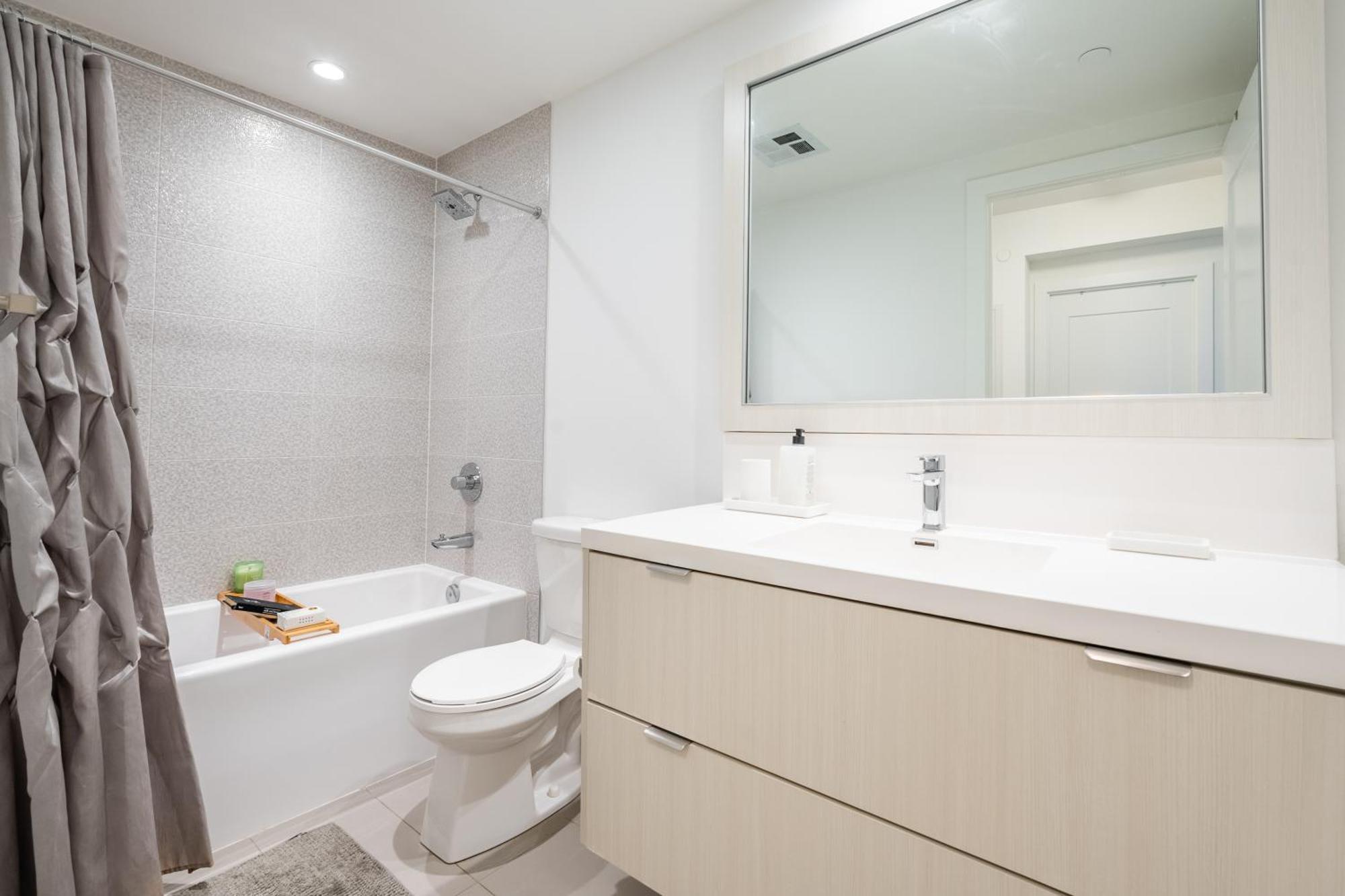 Spacious Corner Apartment Downtown 토론토 외부 사진