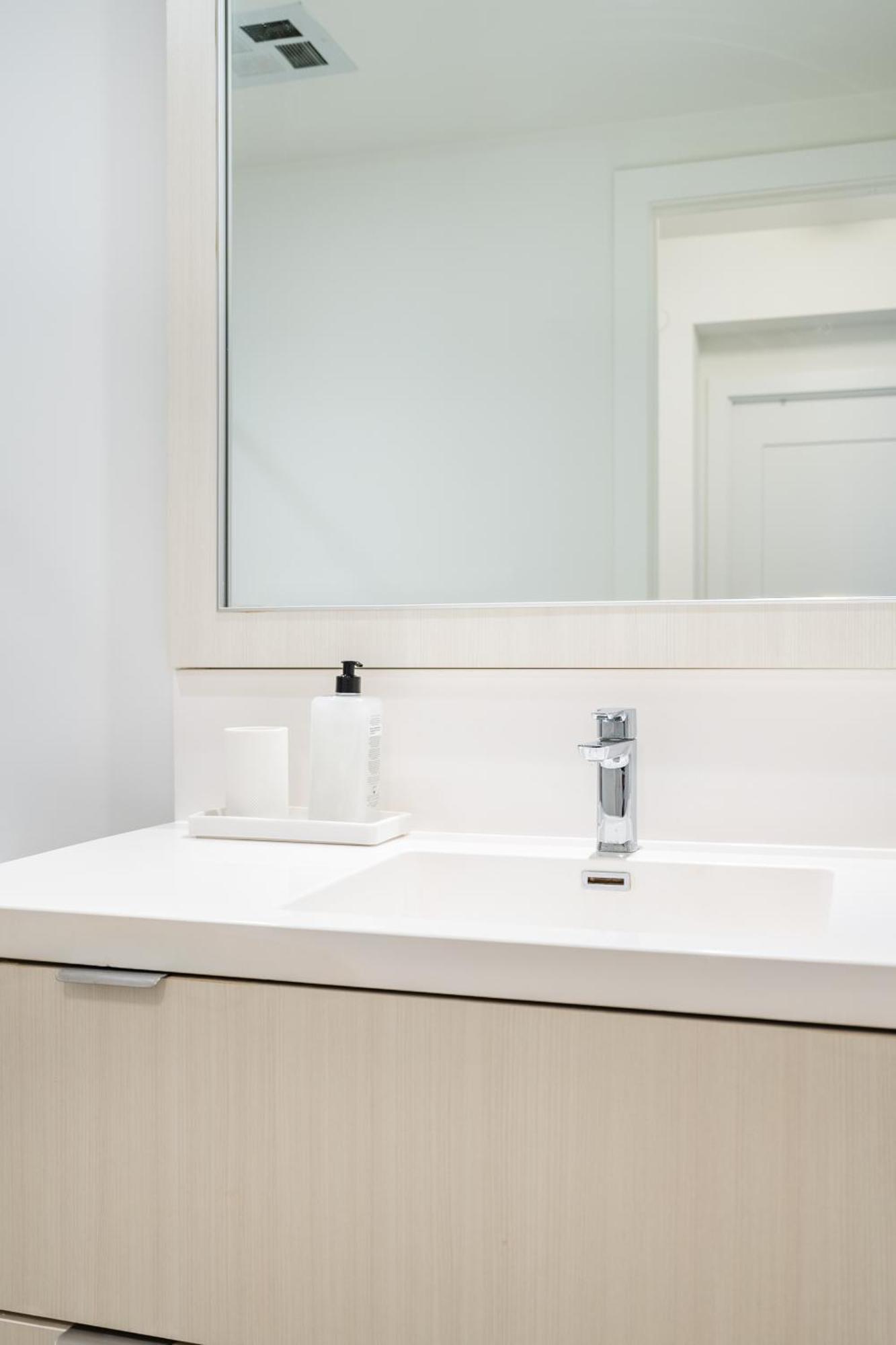 Spacious Corner Apartment Downtown 토론토 외부 사진