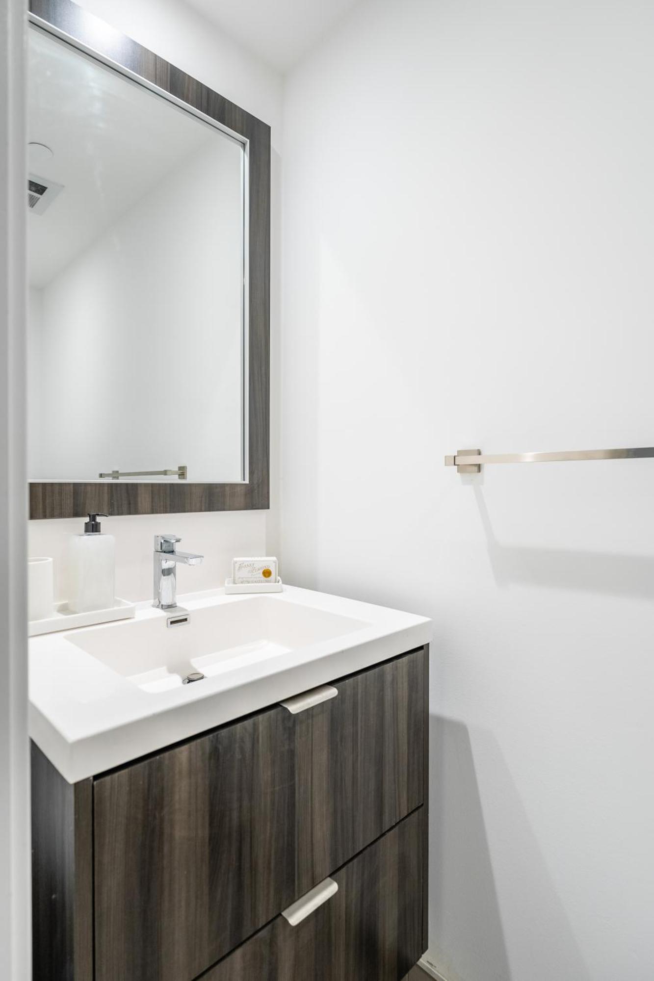 Spacious Corner Apartment Downtown 토론토 외부 사진
