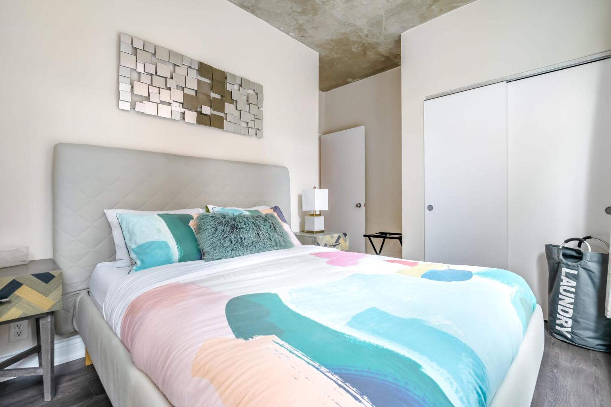 Spacious Corner Apartment Downtown 토론토 외부 사진
